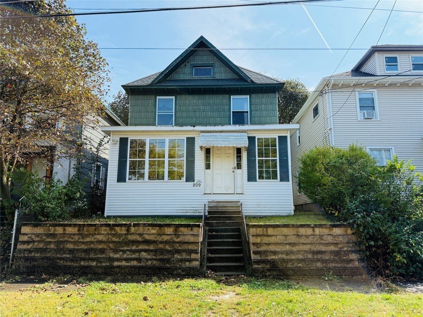 Welcome to 209 West 20th Street, a charming 3-bedroom - Beach Home for sale in Erie, Pennsylvania on Beachhouse.com