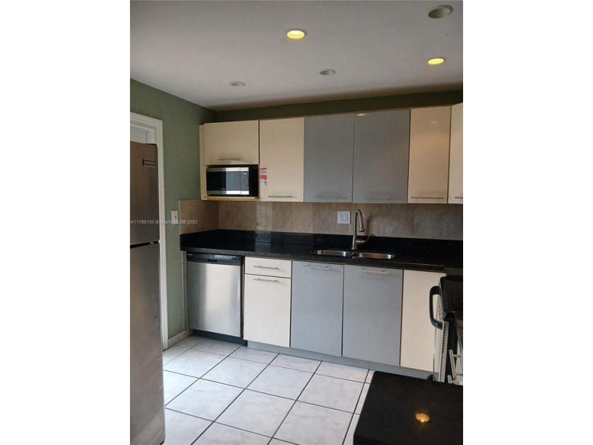 UNIT 2 BEDROOMS, 2 BATHS. 1030 SF. LOCATED IN THE FIRST FLOOR IN - Beach Condo for sale in Sunrise, Florida on Beachhouse.com
