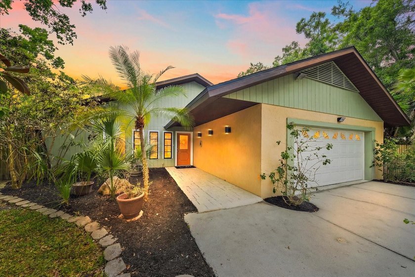 **This is The One!** Prime Sarasota location just minutes to - Beach Home for sale in Sarasota, Florida on Beachhouse.com