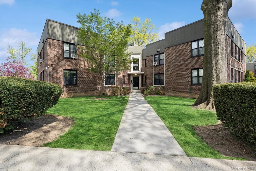 Welcome to this beautifully maintained 2 Bedroom/1 Bath condo in - Beach Condo for sale in East Elmhurst, New York on Beachhouse.com