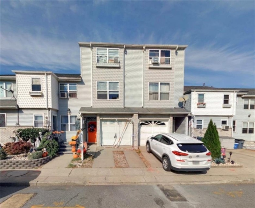 Incredible Rossville location! This single family townhouse on a - Beach Home for sale in Staten  Island, New York on Beachhouse.com