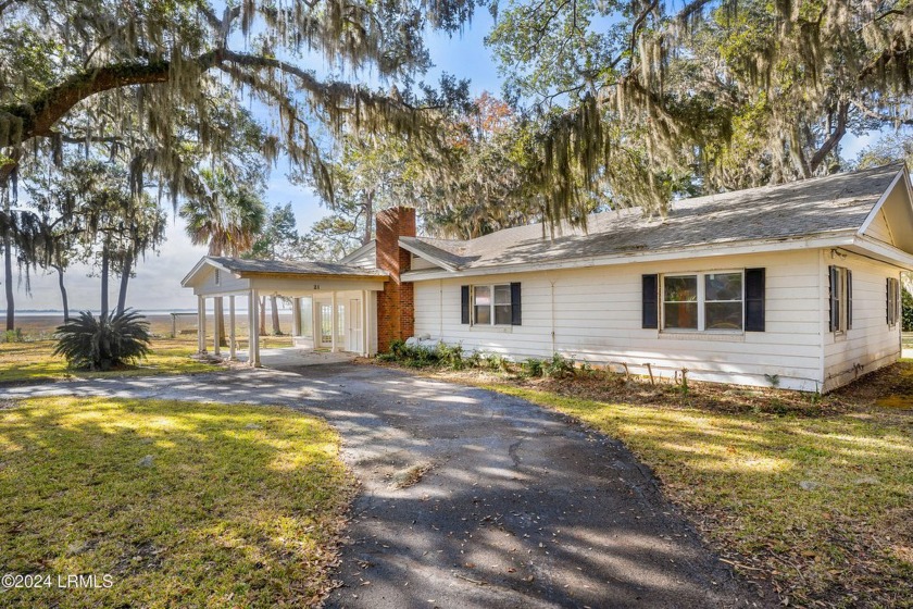 Discover 21 Inwood Plantation Drive in Burton, SC - a waterfront - Beach Home for sale in Beaufort, South Carolina on Beachhouse.com