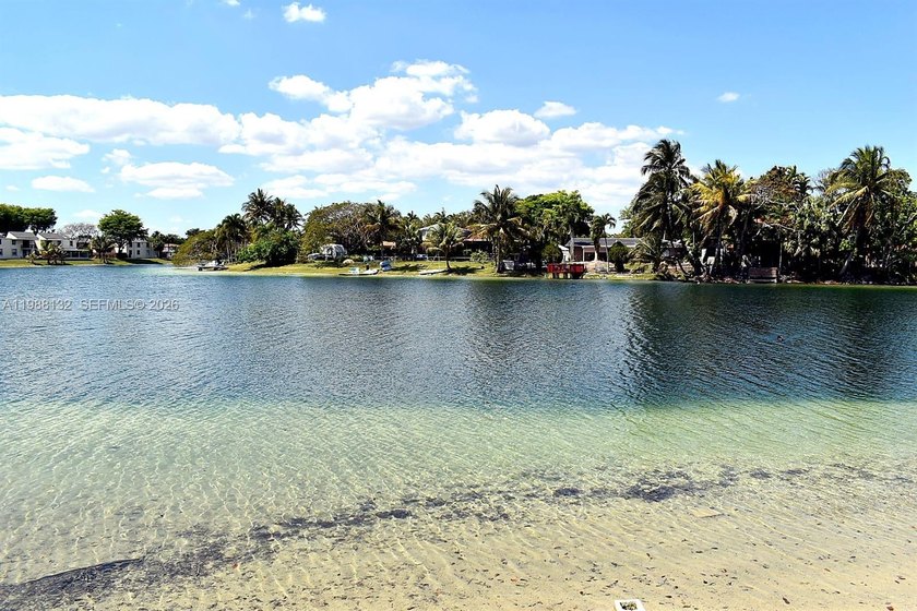 Beautiful and spacious corner townhome featuring a lovely lake - Beach Townhome/Townhouse for sale in Miami, Florida on Beachhouse.com