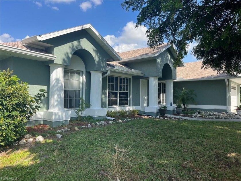 Welcome to your private Oasis! Beautiful LAKEVIEW, Location - Beach Home for sale in Fort Myers, Florida on Beachhouse.com