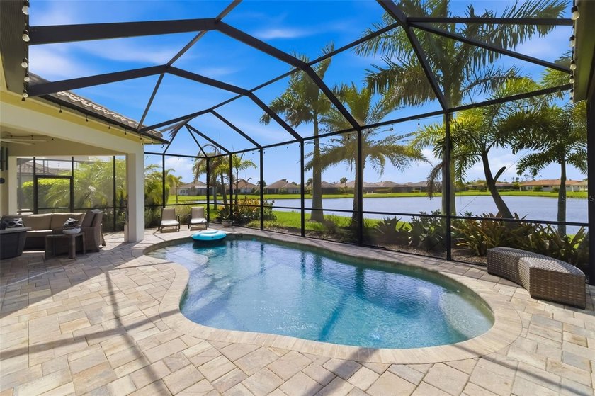 LIVE THE ROSEDALE COUNTRY CLUB LIFESTYLE in this beautifully - Beach Home for sale in Bradenton, Florida on Beachhouse.com