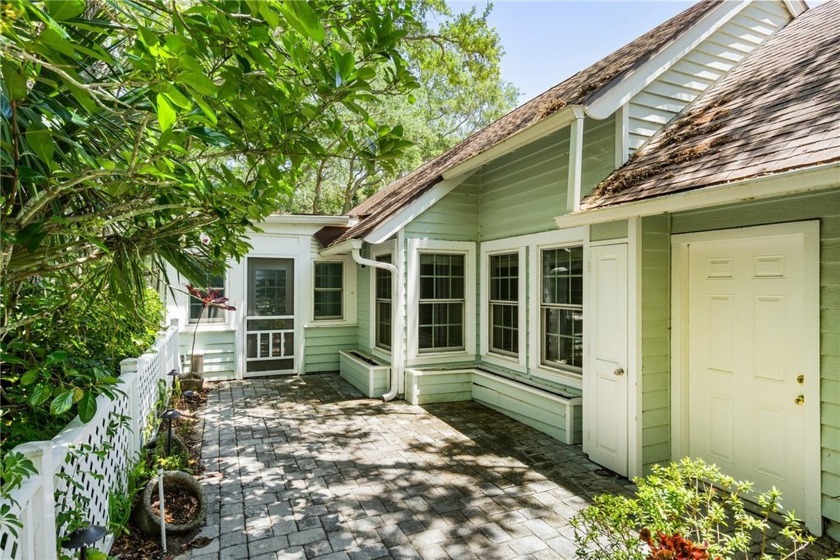 FL vacation residence in the popular Sea Oaks community, known - Beach Home for sale in Vero Beach, Florida on Beachhouse.com