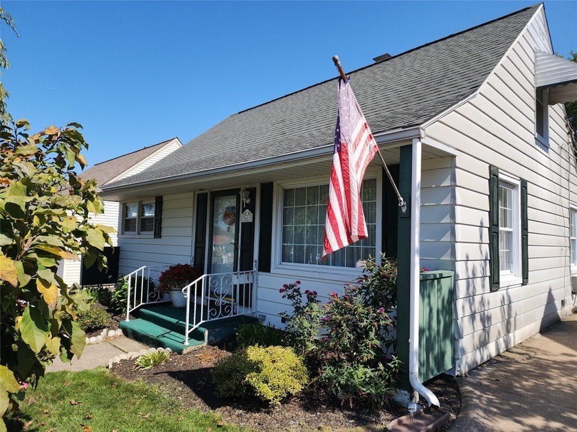 Charming Cape Cod on a cozy street in Southwest Erie!! Move - Beach Home for sale in Erie, Pennsylvania on Beachhouse.com