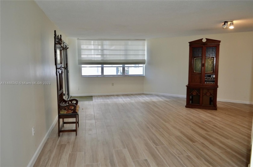 Welcome home to this large 1BD/1.5ba condo. Features new - Beach Condo for sale in Aventura, Florida on Beachhouse.com