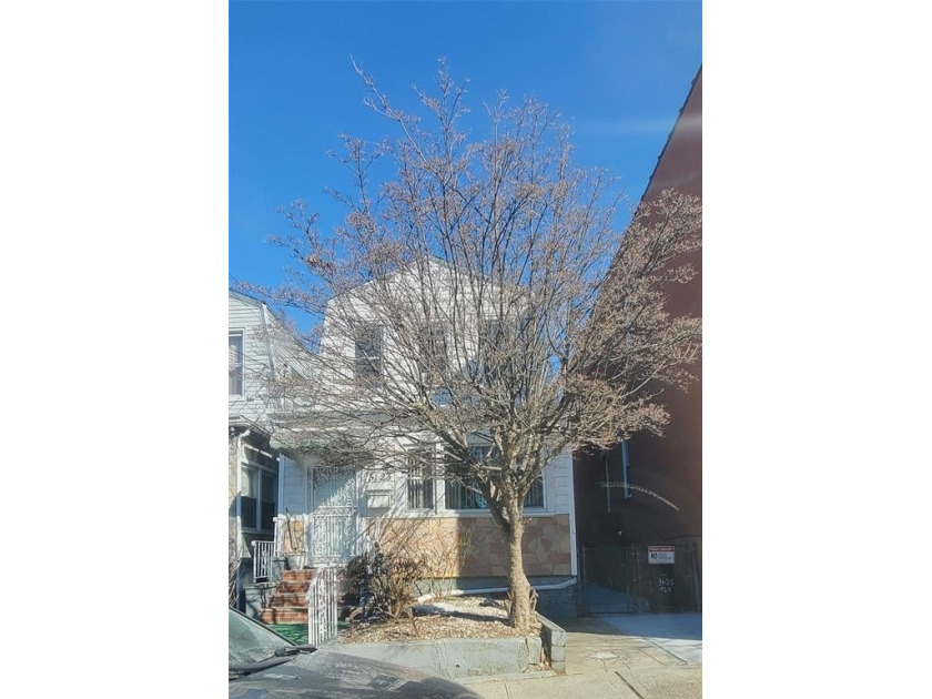 Great location. Great  detached Home , with 3 bedrooms and a - Beach Home for sale in East Elmhurst, New York on Beachhouse.com