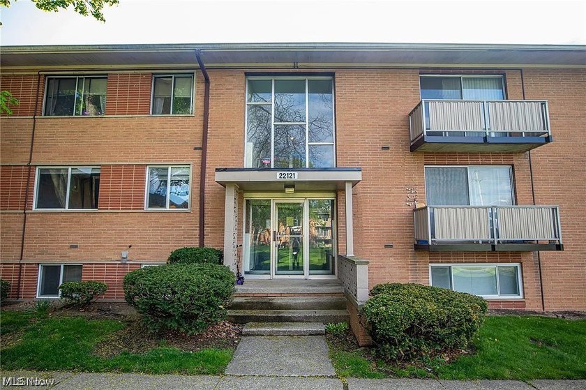 Fully Renovated, Move-In Ready Condo with Nice Views in Rocky - Beach Condo for sale in Rocky River, Ohio on Beachhouse.com