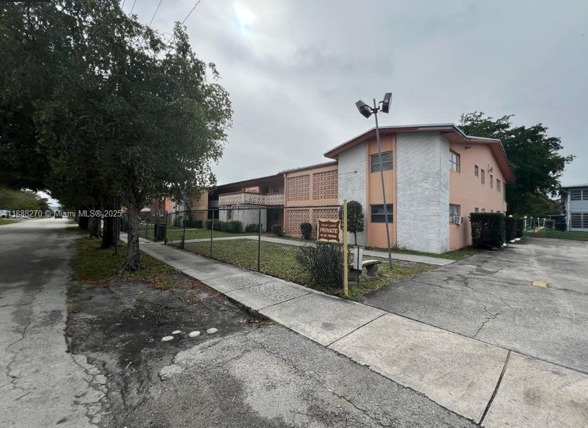 427 total s/f studio with 1 bathroom - Beach Condo for sale in Miami, Florida on Beachhouse.com
