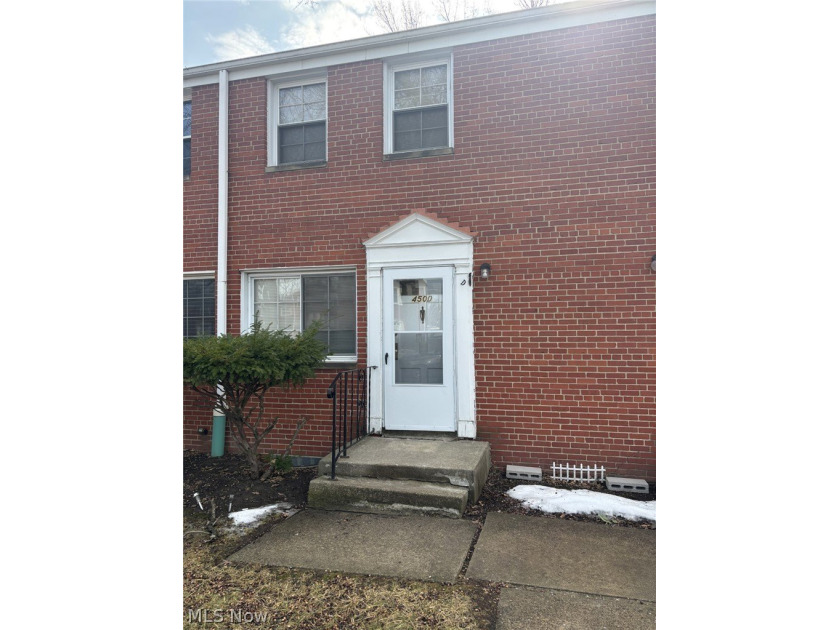 Opportunity awaits! This 2-bedroom, 1-bath condo offers solid - Beach Condo for sale in Euclid, Ohio on Beachhouse.com