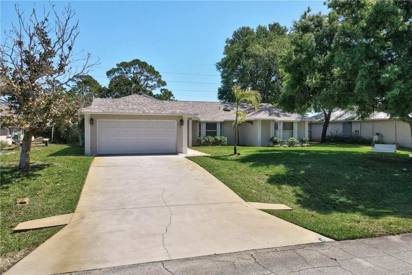 Beautiful 3/2 2 Car Garage, Newly Painted inside and out - Beach Home for sale in Sebastian, Florida on Beachhouse.com