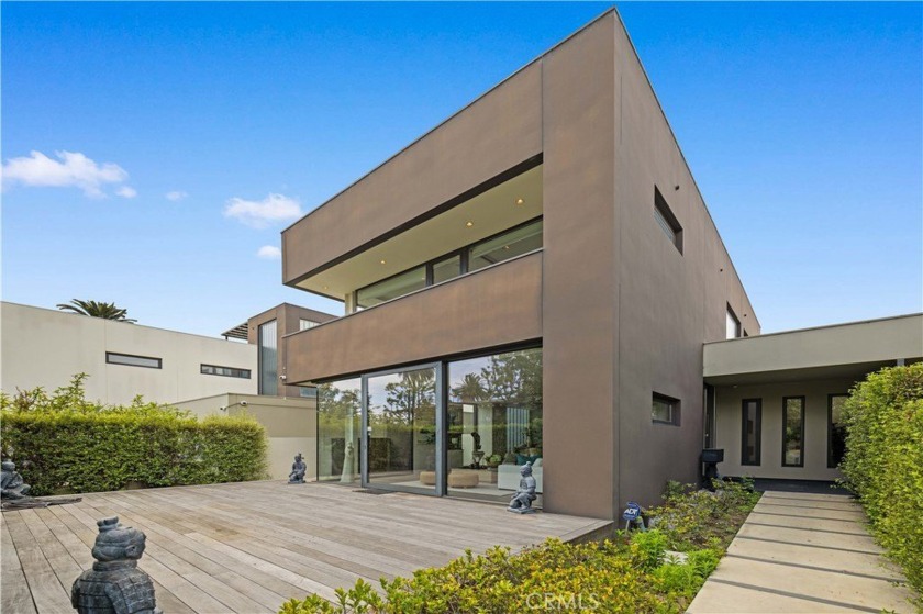 Welcome to this dream masterpiece with 5 bedrooms and 5 - Beach Condo for sale in Long Beach, California on Beachhouse.com