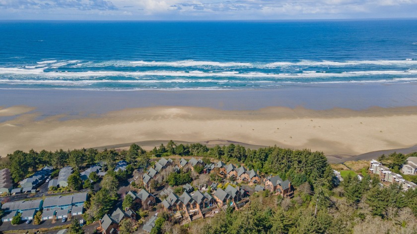 GREAT PRICE, FOR A GREAT LOCATION! This wonderful townhome is - Beach Home for sale in Newport, Oregon on Beachhouse.com