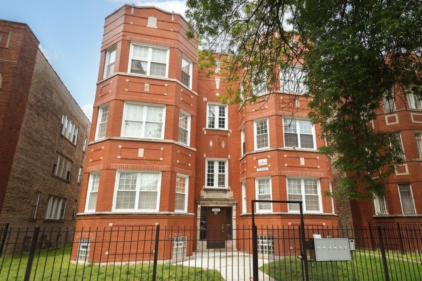 Investment opportunity! Brick 6-unit building close to Chicago - Beach Commercial for sale in Chicago, Illinois on Beachhouse.com