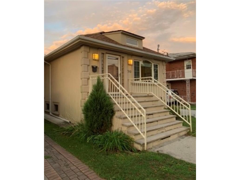 ***CHARMING SINGLE-STORY HOME IN NEPONSIT***
This inviting - Beach Home for sale in Neponsit, New York on Beachhouse.com