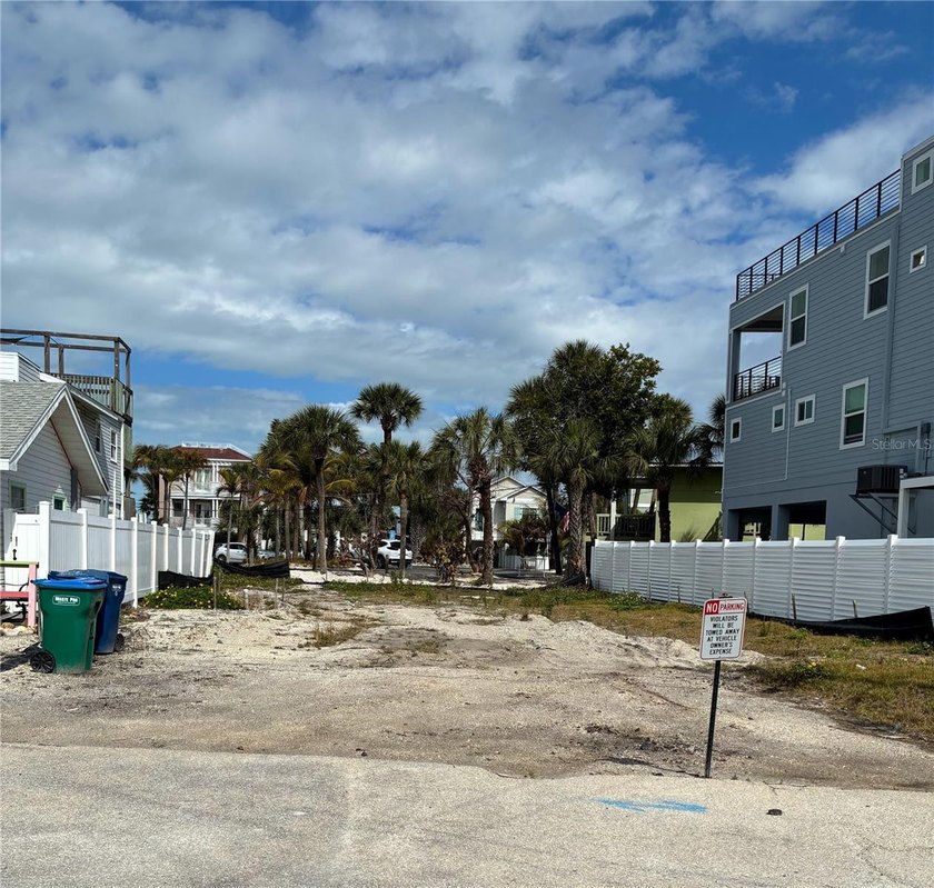 Empty lot ready to build. Just 200 feet away from the public - Beach Lot for sale in Bradenton Beach, Florida on Beachhouse.com
