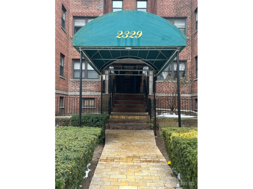 Welcome home to this sunny and cozy studio apartment in the - Beach Other for sale in Fort Lee, New Jersey on Beachhouse.com