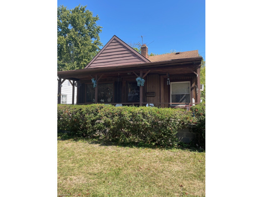 Great location on the 3-bedroom home (3rd bedroom is being used - Beach Home for sale in Detroit, Michigan on Beachhouse.com