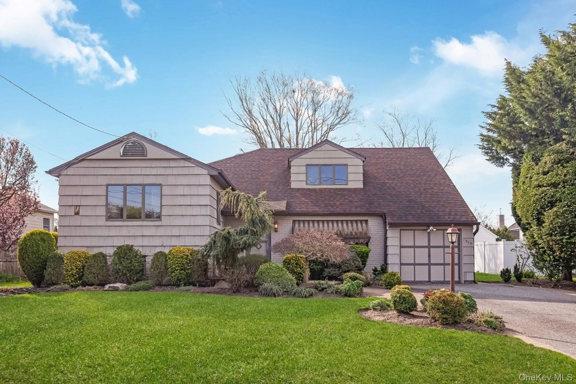 Curb Appeal Galore! Stunning split-level home with both a - Beach Home for sale in Merrick, New York on Beachhouse.com