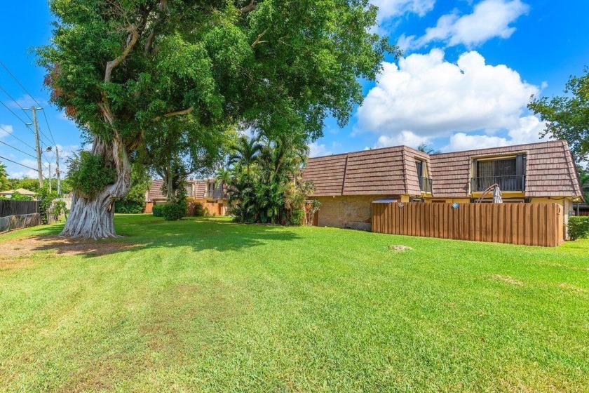 Beautifully maintained 2 bed, 2 bath townhouse in a desirable - Beach Townhome/Townhouse for sale in Palm Springs, Florida on Beachhouse.com