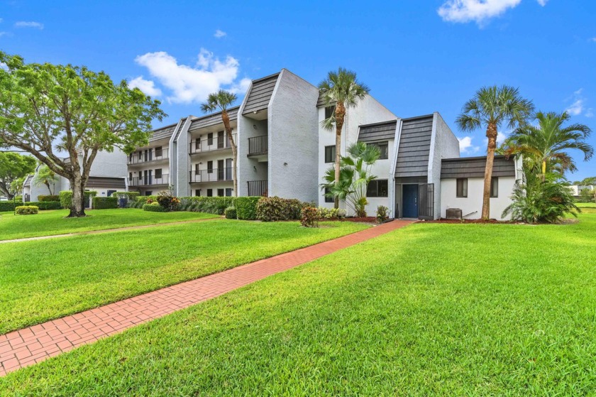 Welcome to your dream home in the highly sought-after Fountains - Beach Townhome/Townhouse for sale in Lake Worth, Florida on Beachhouse.com