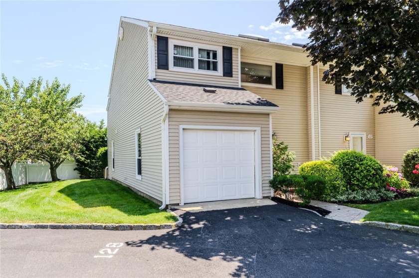 Welcome to this well-kept 3-bedroom, 3full -bath condo in the - Beach Condo for sale in Island Park, New York on Beachhouse.com