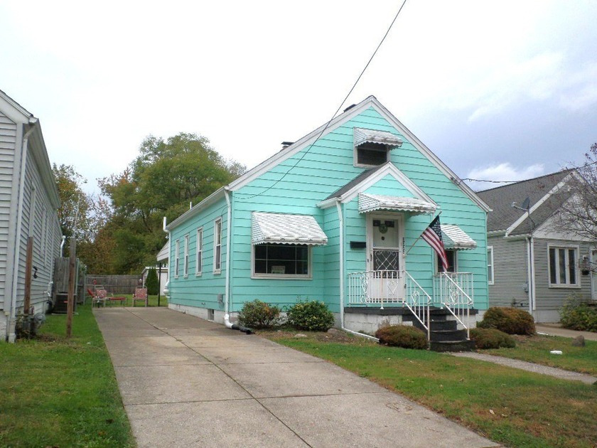 Convenient location in a great South West location! Move in - Beach Home for sale in Erie, Pennsylvania on Beachhouse.com