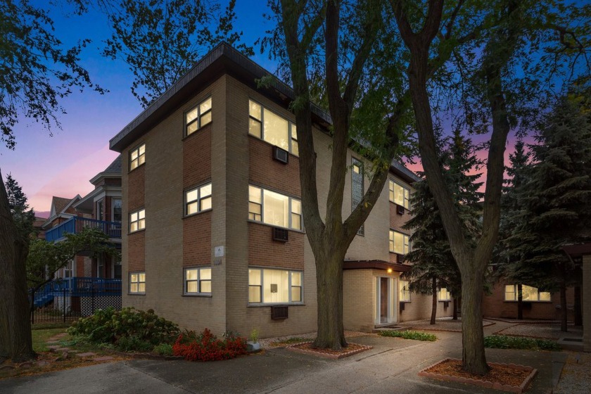 Welcome to this beautifully rehabbed first-floor condo - Beach Home for sale in Chicago, Illinois on Beachhouse.com