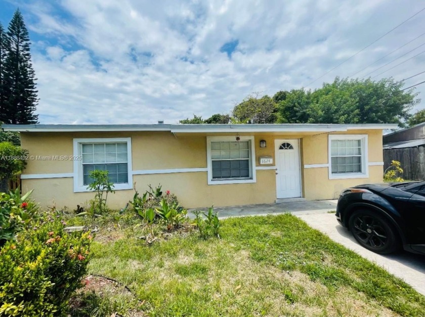 This spacious 3-bed, 2-bath home in the heart of Hollywood is - Beach Home for sale in Hollywood, Florida on Beachhouse.com