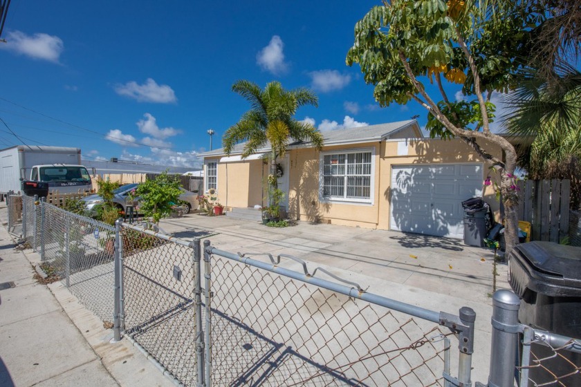 922 S Dixie is an apprx 46x19 space that consisted of 4 bays - Beach Home for sale in Lake Worth Beach, Florida on Beachhouse.com