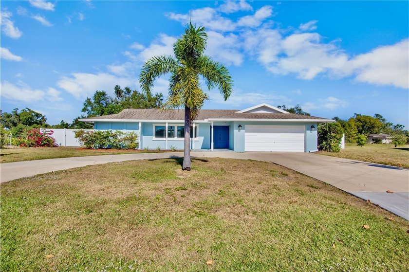 Premier lot... AND it's fully fenced! This meticulously - Beach Home for sale in Sarasota, Florida on Beachhouse.com