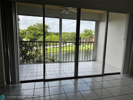 Beautiful RECENTLY RENOVATED (NEW KITCHEN & FLOORING) spacious - Beach Condo for sale in Sunrise, Florida on Beachhouse.com