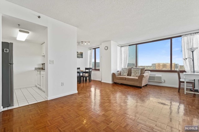 OVERSIZED UNIT WITH HUDSON RIVER AND GW BRIDGE VIEW, OPEN LAYOUT - Beach Condo for sale in Fort Lee, New Jersey on Beachhouse.com