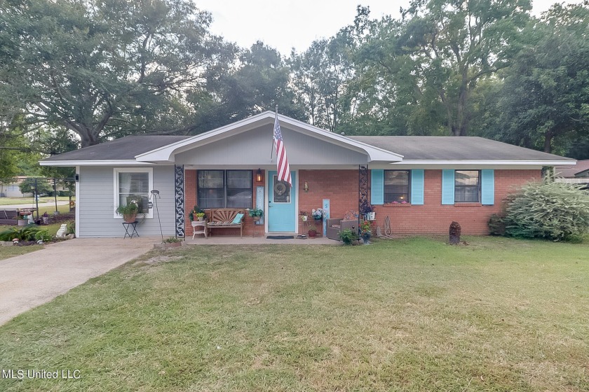 Your Coastal Dream Home Awaits in the Heart of Ocean Springs' - Beach Home for sale in Ocean Springs, Mississippi on Beachhouse.com