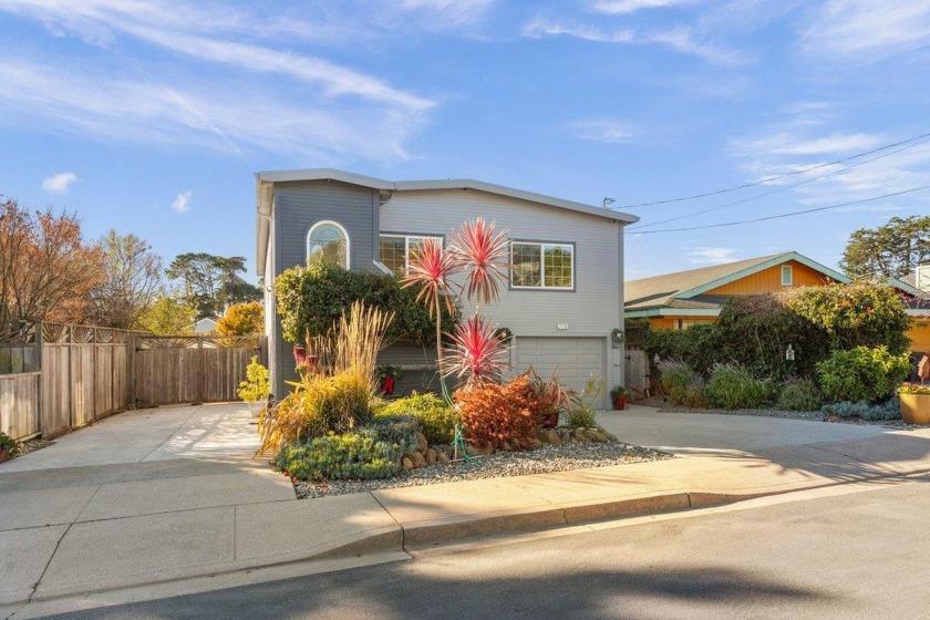 Your new home is stylishly updated home in lower sunny El - Beach Home for sale in El Granada, California on Beachhouse.com