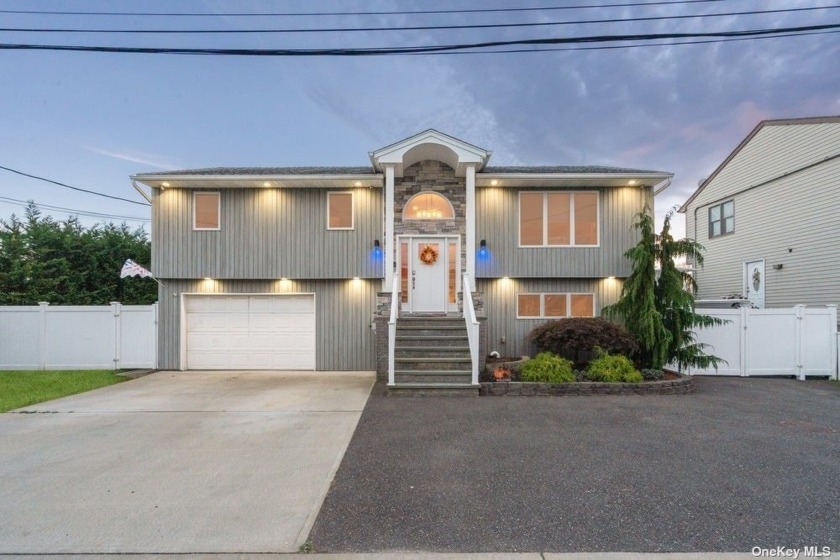 Welcome to a true boater's paradise in the heart of Seaford! - Beach Home for sale in Seaford, New York on Beachhouse.com