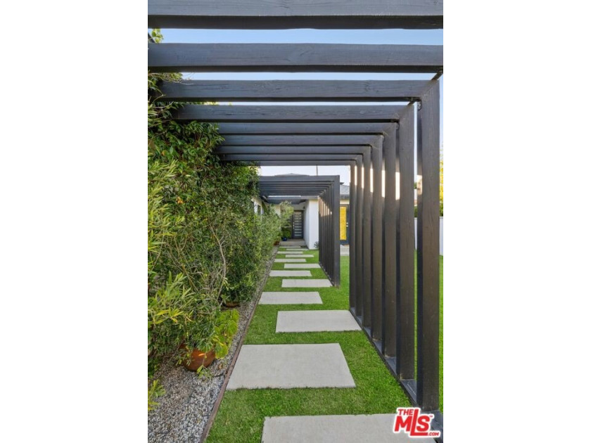 Stunning architectural Venice home offering an exceptional - Beach Home for sale in Venice, California on Beachhouse.com