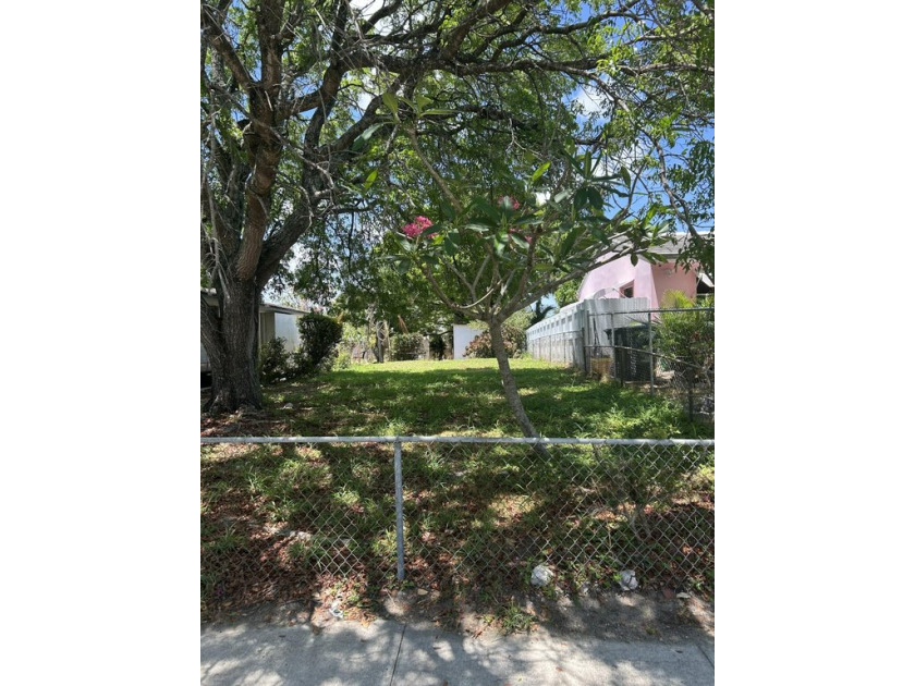 Beautiful lot ready to be built! Perfect location, close to - Beach Lot for sale in Lake Worth Beach, Florida on Beachhouse.com