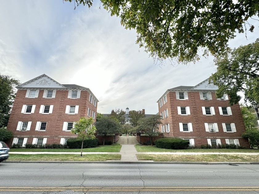 Welcome to 336 Ridge Ave #1 in the heart of Evanston! Spacious 2 - Beach Home for sale in Evanston, Illinois on Beachhouse.com