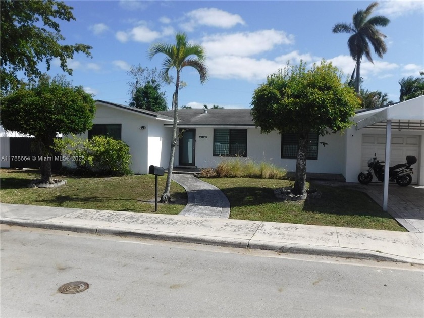 STUNNING HOUSE IN OAK FOREST ! READY TO MOVE IN. 3 BEDROOMS, 2 - Beach Home for sale in Miami, Florida on Beachhouse.com