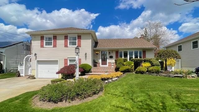MAKE IT MASSAPEQUA PARK ! This is the lay out you've been - Beach Home for sale in Massapequa Park, New York on Beachhouse.com