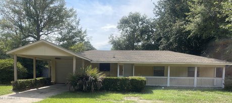 Spacious 3 bedroom-2 full bath brick home, 1.1 miles from the - Beach Home for sale in Gulfport, Mississippi on Beachhouse.com