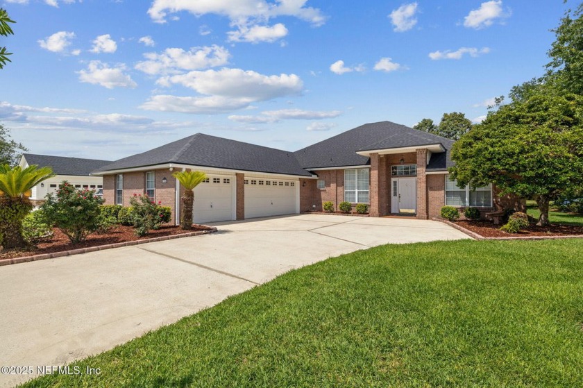 **Move in ready!** This beautifully landscaped all-brick - Beach Home for sale in Green Cove Springs, Florida on Beachhouse.com