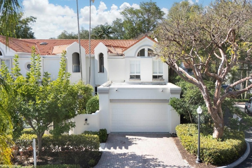 Rarely available and gorgeously updated Swan Lake townhome! - Beach Townhome/Townhouse for sale in Pinecrest, Florida on Beachhouse.com