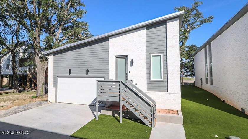 Being sold fully furnished!! Effortless Beachside Living in - Beach Home for sale in Gulfport, Mississippi on Beachhouse.com