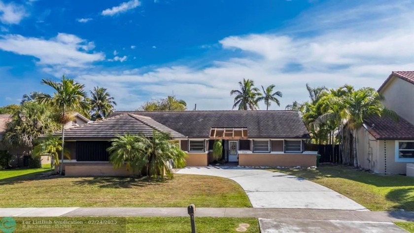 This beautiful 3-bedroom, 2-bath single-family home offers a - Beach Home for sale in Davie, Florida on Beachhouse.com