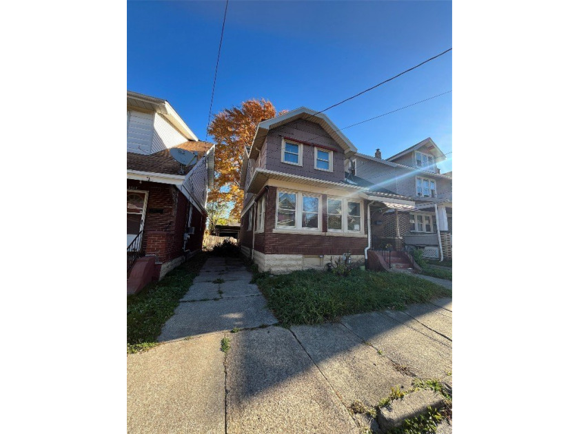 Looking for a great deal or a fixer-upper to make your own? This - Beach Home for sale in Erie, Pennsylvania on Beachhouse.com