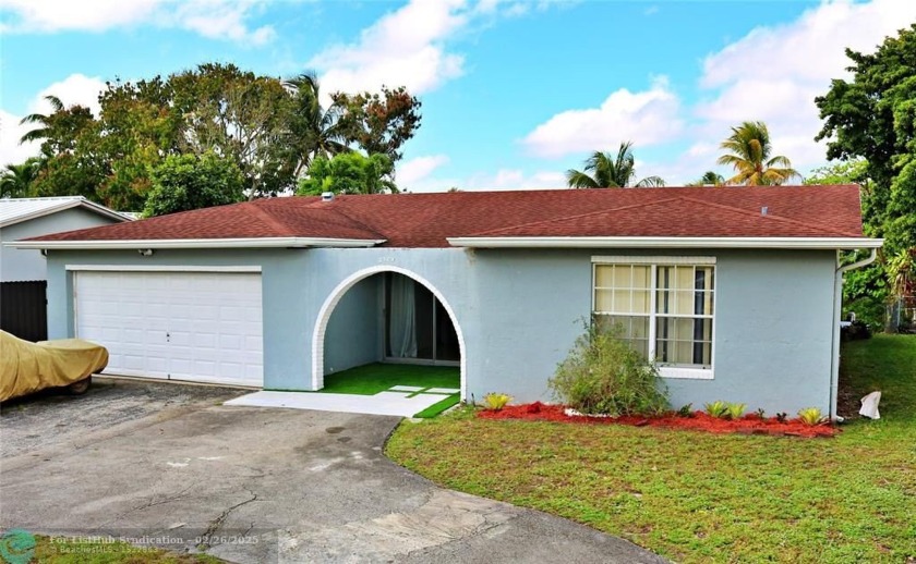 REDUCED.......
Spacious 3 Bedroom 3 bath waterfront pool home - Beach Home for sale in Miramar, Florida on Beachhouse.com